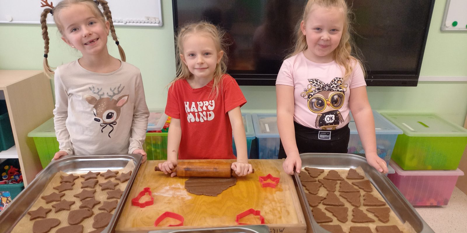 dzieci pieką pierniki