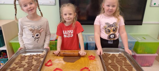 dzieci pieką pierniki